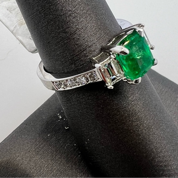 14k White Gold Diamond & Emerald Ring - Picture 2 of 9